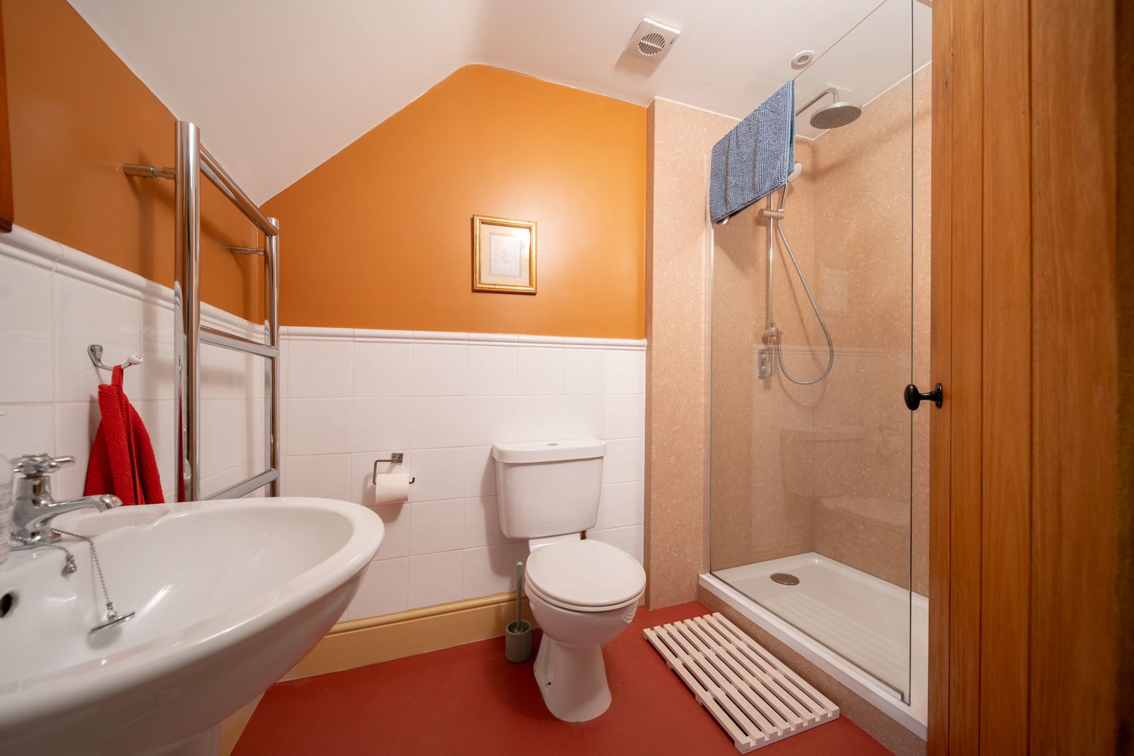 Family bedroom 1 ensuite bathroom