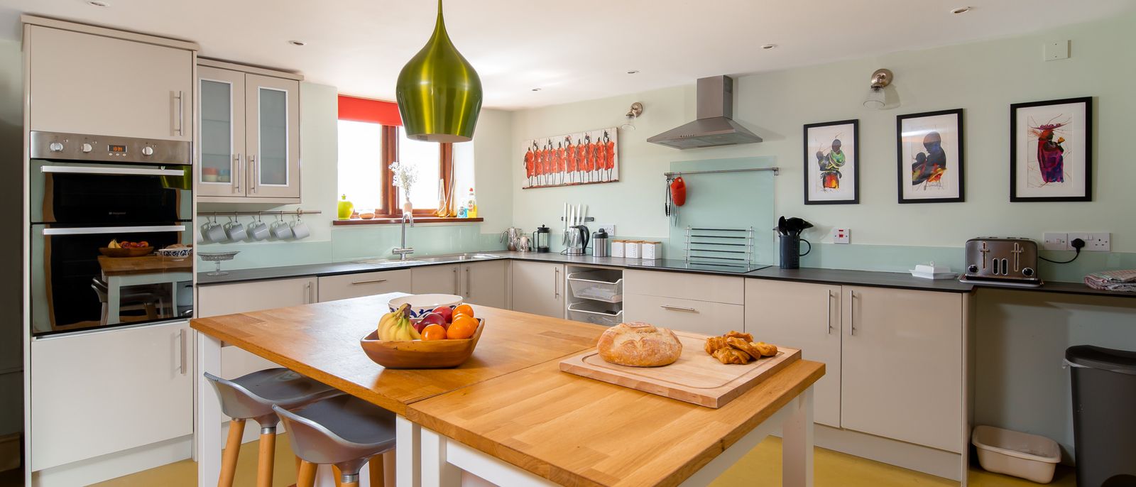 Kitchen diner at Weirmarsh holiday cottage
